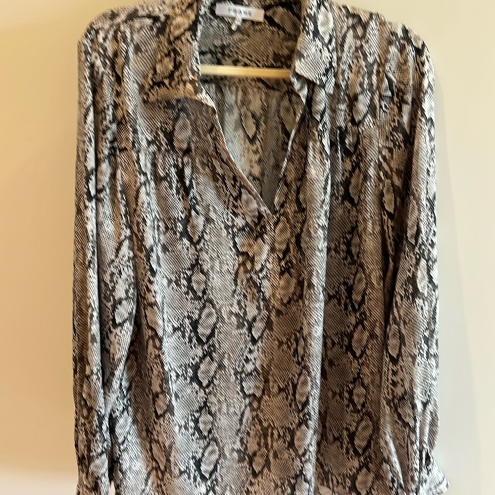 Frame snakeskin pattern in neutrals color
